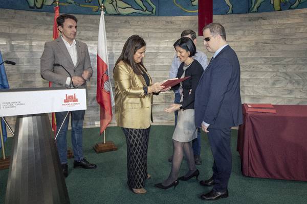 Begoña Gómez del Río hace entrega del Premio a la Innovación en Cooperación Internacional a Estefanía Mirpuri, directora de la FOAL (Foto: José Cavia)