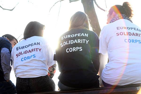 personas voluntarias del Cuerpo Europeo de Solidaridad