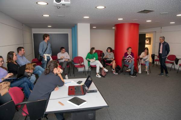 Pablo Zuloaga y la directora de Juventud Alicia Renedo, durante una de las mesas de participación sobre la Ley de Juventud