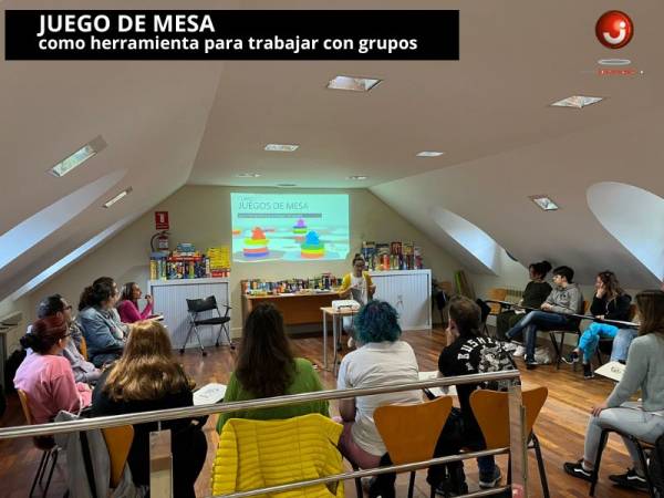 Foto del aula y del grupo que realiza el curso de juegos de mesa