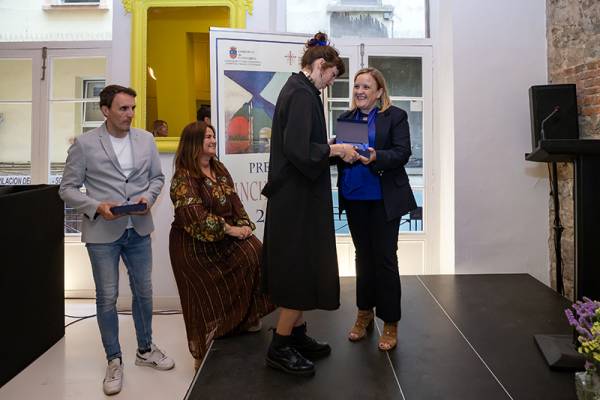 Isabel Urrutia, en presencia de Begoña Gómez del Río y Joaquín Rueda, entrega uno de los premios del certamen 'Pancho Cossío' 2023-2024 (Foto: José Ca