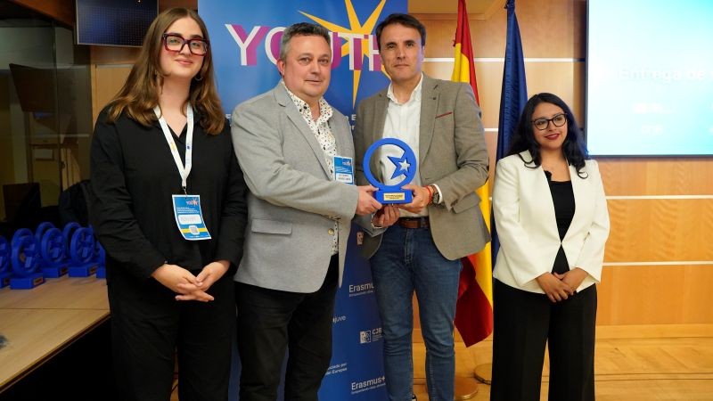 El director general de Juventud, Manuel Joaquín Rueda, entregando el reconocimiento a la 'Asociación Ser Joven'