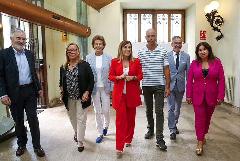La presidenta, junto con Borja Ortiz (a su izquierda), los representantes de las entidades colaboradoras y las autoridades presentes en el acto, que h
