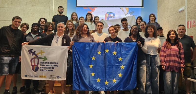El director de Juventud, Joaquín Ruiz, con técnicos de Ser Joven y los participantes del proyecto