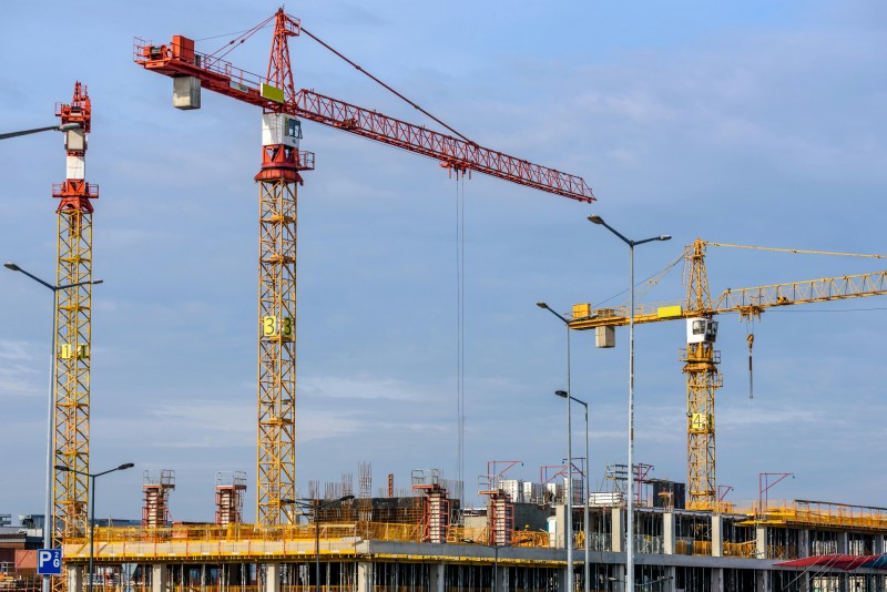 grúas de construcción de un edificio