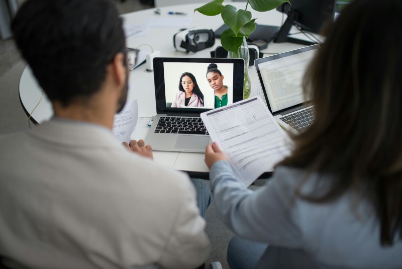 dos personas realizando entrevista con ordenador