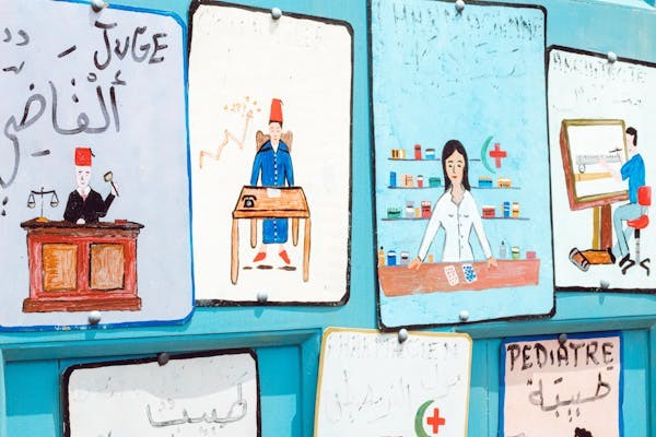 dibujos infantiles de profesiones en una pared