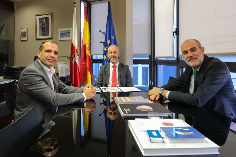 Foto de los firmantes del Convenio entre la Consejer&iacute;a de Educaci&oacute;n y El Cl&uacute;ster de empresas TIC de Cantabria
