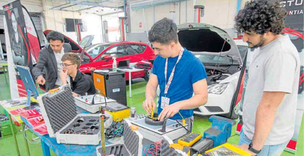 Foto de personas j&oacute;venes en clase de FP. Elevado potencial de inserci&oacute;n laboral de la FP