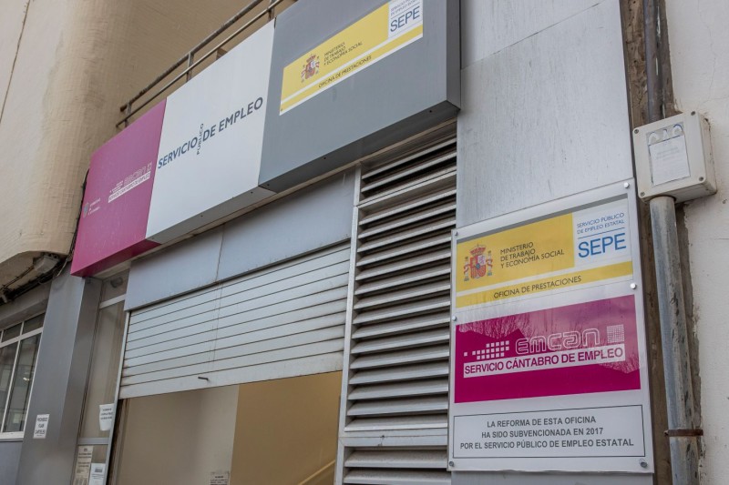 Entrada a la oficina de empleo con la persiana medio subida