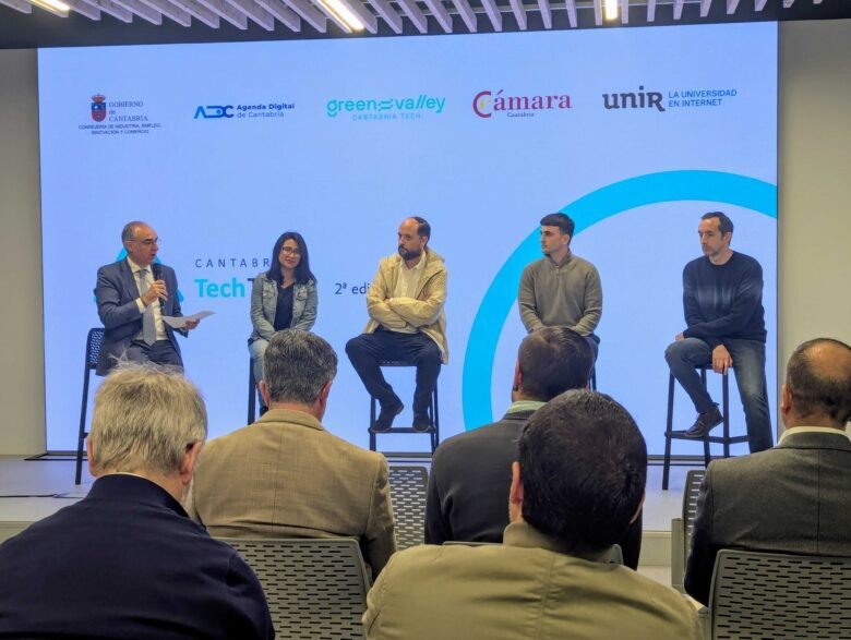 Autoridades a cargo de la presentaci&oacute;n del programa sentados en taburetes altos sobre escenario