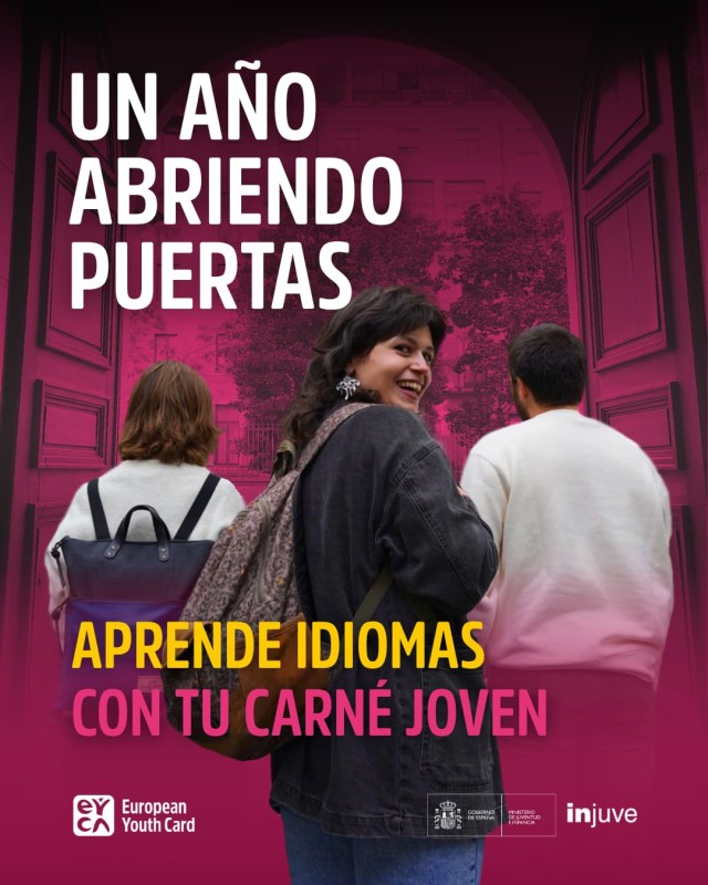 Cartel promocional en tono Burdeos con dos j&oacute;venes de espaldas y una chica dada la vuelta mirando hacia atr&aacute;s y sonriendo