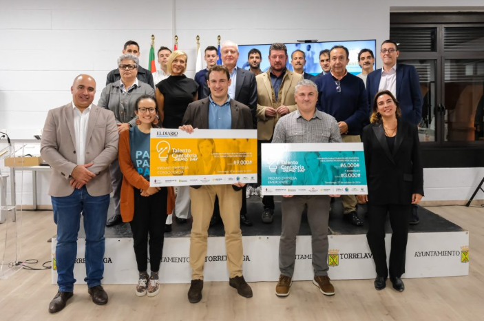 Foto conjunto de finalistas y participantes, durante clausura Demo Day y entrega de premios.
