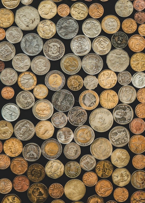 monedas de diferentes países sobre superficie plana unas pegadas a otras