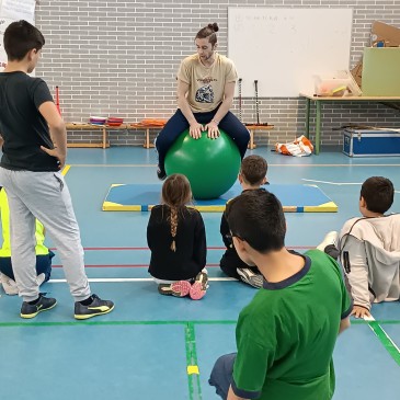 alumnos de la escuela de circo en una clase