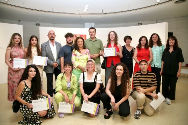 Los consejeros de Inclusión Social y de Salud junto a los premiados en el certamen. (Foto: Ignacio Romero)