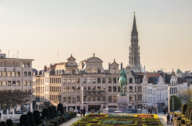 plaza en Bruselas con edificios y una estatua de hombre a caballo en el medio