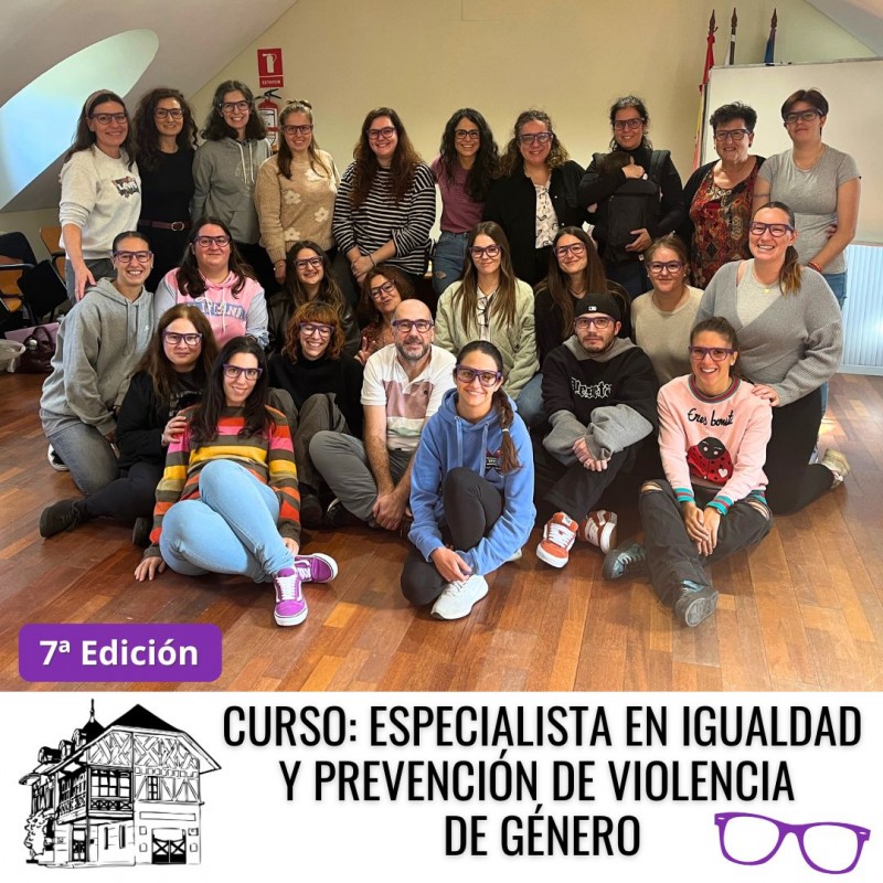Foto de grupo con gafas moradas del Alumnado 7ª Ed. Especialista en Igualdad y PVG