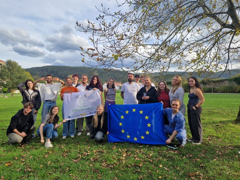 Jóvenes participantes en la iniciativa 'MINDFOOLED' en el albergue de Solórzano