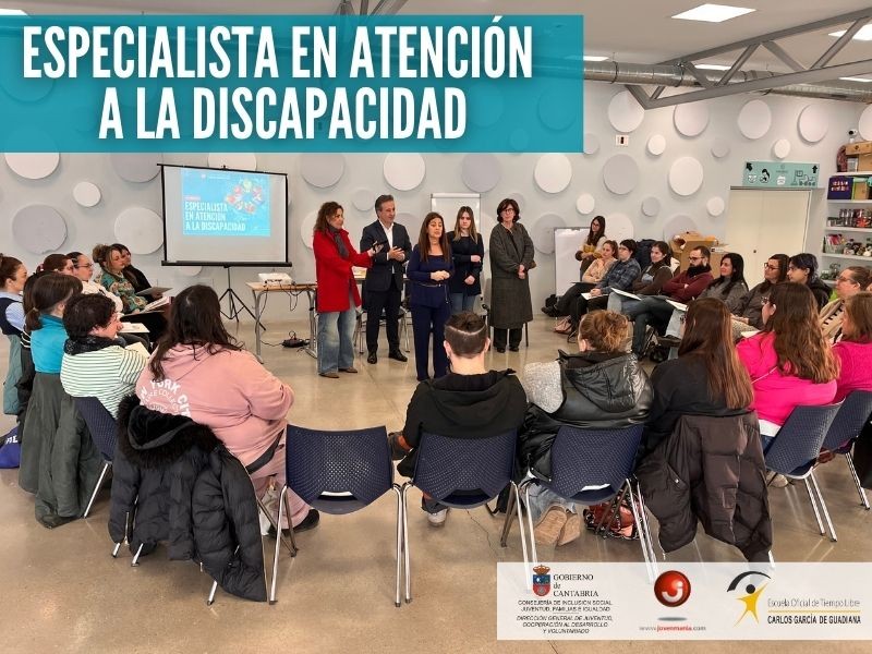 Alumnado del curso Especialista en Atención a la Discapacidad, junto a la consejera, el alcalde, la concejala de juventud y la presidenta del CERMI