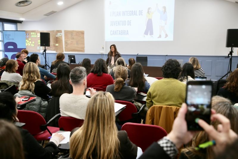 La consejera de Inclusión Social en el encuentro con profesionales de entidades juveniles de Cantabria. (Foto: Ignacio Romero)