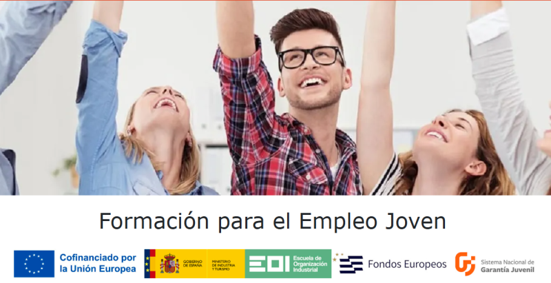 Varios jóvenes en línea levantando los brazos 