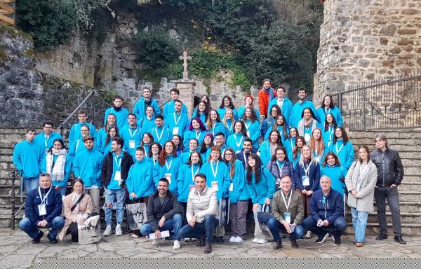 Grupo de las autoridades los j&oacute;venes participantes. FOTO: Oficina de Comunicaci&oacute;n