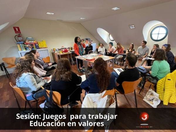 Foto del aula y del grupo que realiza el curso de juegos de mesa