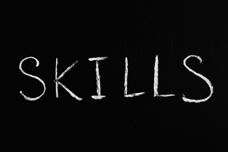 pizarra negra con la palabra SKILL en tiza blanca