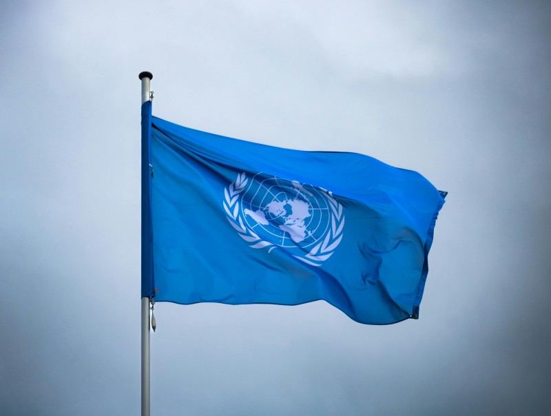 bandera de Naciones Unidas con cielo de fondo
