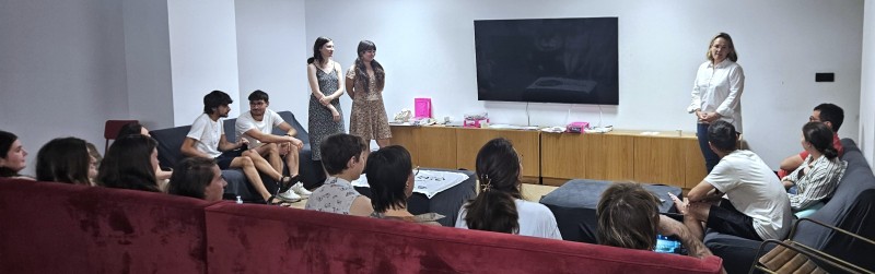 La Directora General de Juventud, Blanca Fernández, junto con los participantes en la jornada
