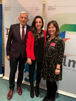 Paz Díaz (DG Fondos Europeos) e Irene Lanuza (DG Juventud) con Jerzy Buzek (Presidente del Parlamento Europeo)