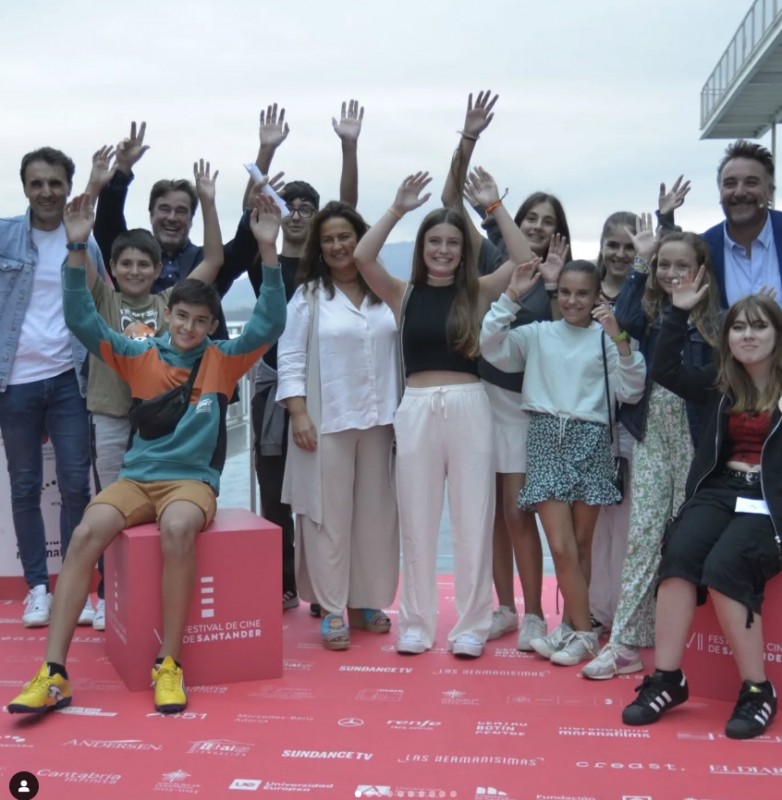 La consejera de Inclusión Social Begoña Gómez y el director de Juventud Joaquín Rueda,  junto a los participantes en 'La Tarde Más Corta' de 2023