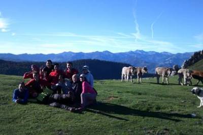 Participantes del proyecto con vacas de fondo