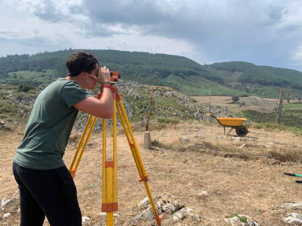 PArticipante en un campo de voluntariado