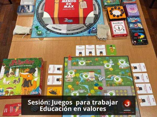 Foto del aula y del grupo que realiza el curso de juegos de mesa