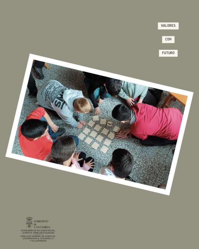 Valores con Futuro niños saltando niños jugando cartas