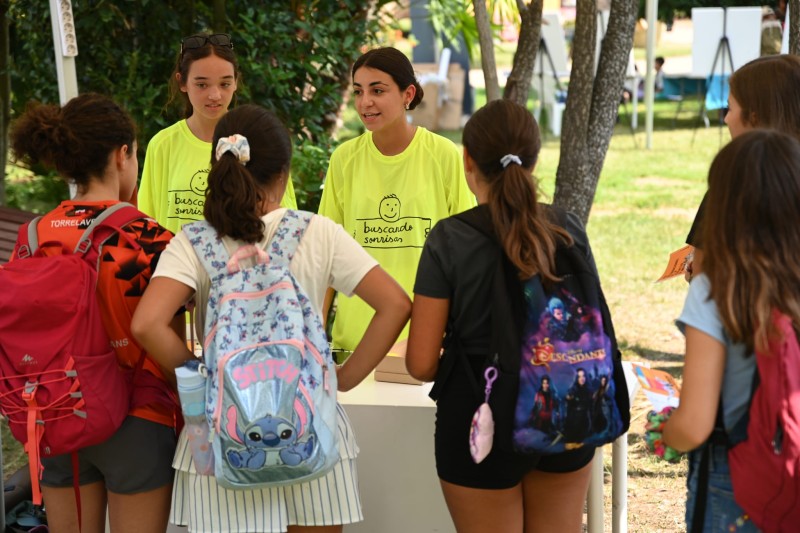 asistentes en el stand de buscando sonrisas