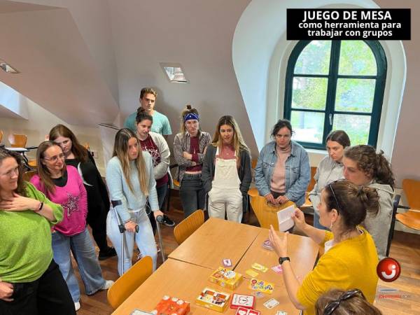 Foto del aula y del grupo que realiza el curso de juegos de mesa