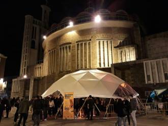 Domo del certamen en la plaza Roja de Torrelavega