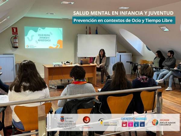 Foto de grupo sentado en círculo en el aula de la escuela, iniciando el curso de formación