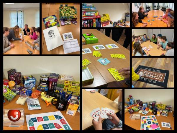 Foto del aula y del grupo que realiza el curso de juegos de mesa