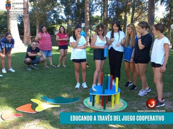 Juego gigante cooperativo: paracaídas trabajo en equipo