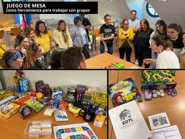 Foto del aula y del grupo que realiza el curso de juegos de mesa